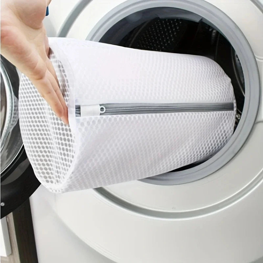 NETTÉO filet de lavage pour basket blanc devant un lave-linge Image