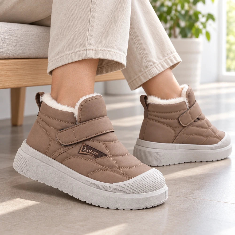 Bottines NÉVORIA camel portées avec vue sur le matelassage et l’écusson latéral Image