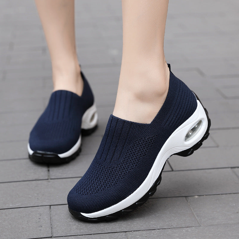chaussure confort orthpédique femme bleu marine femme pose dehors