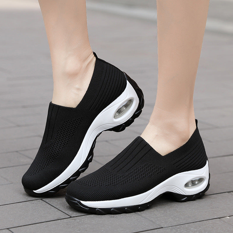 chaussure confort orthpédique femme noir femme pose dehors