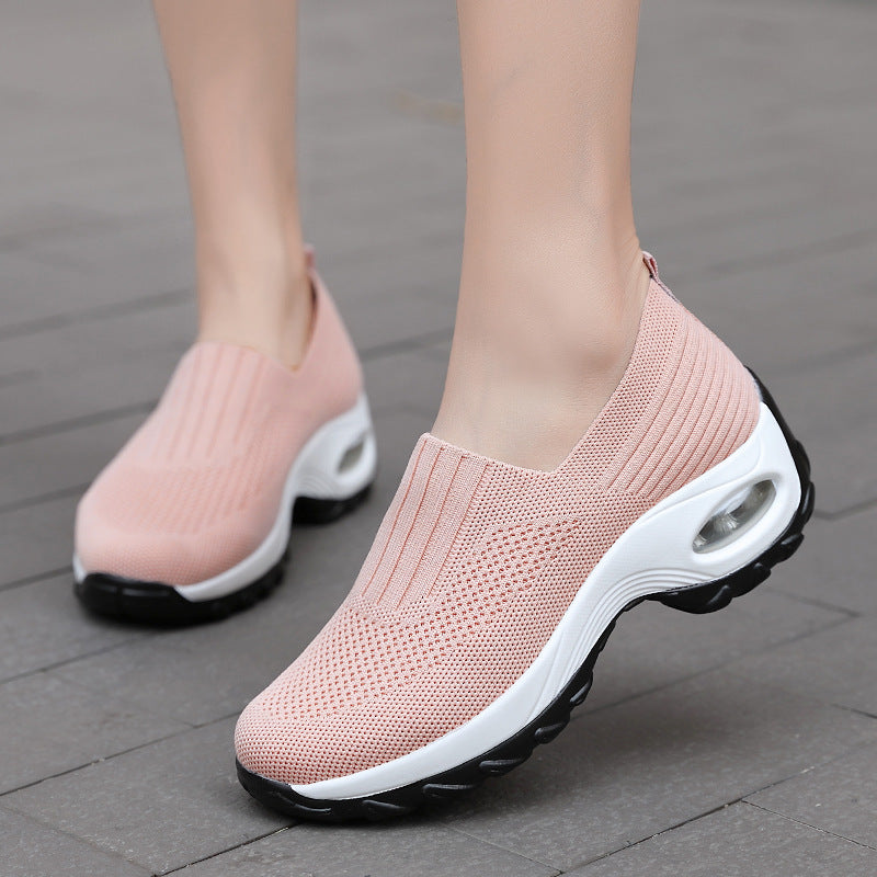 chaussure confort orthpédique femme rose clair femme pose dehors