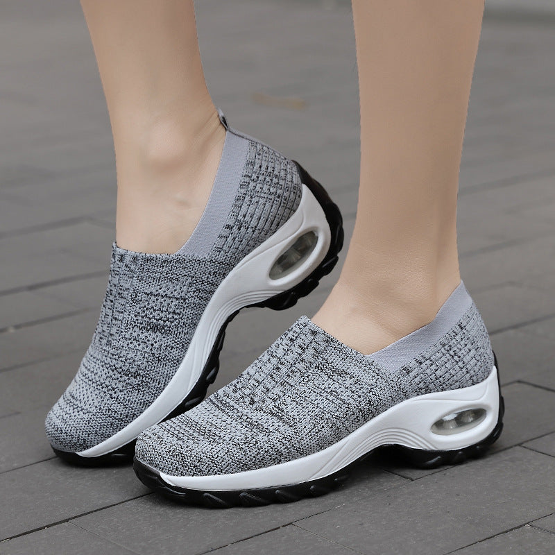 chaussure confort orthpédique femme gris femme pose dehors