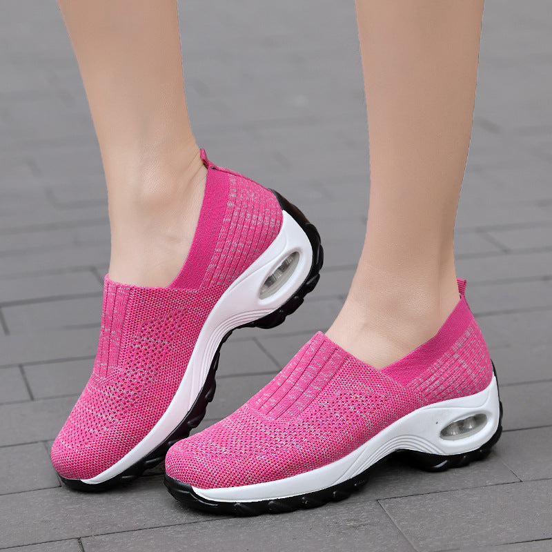 chaussure confort orthpédique femme rose foncé femme pose dehors