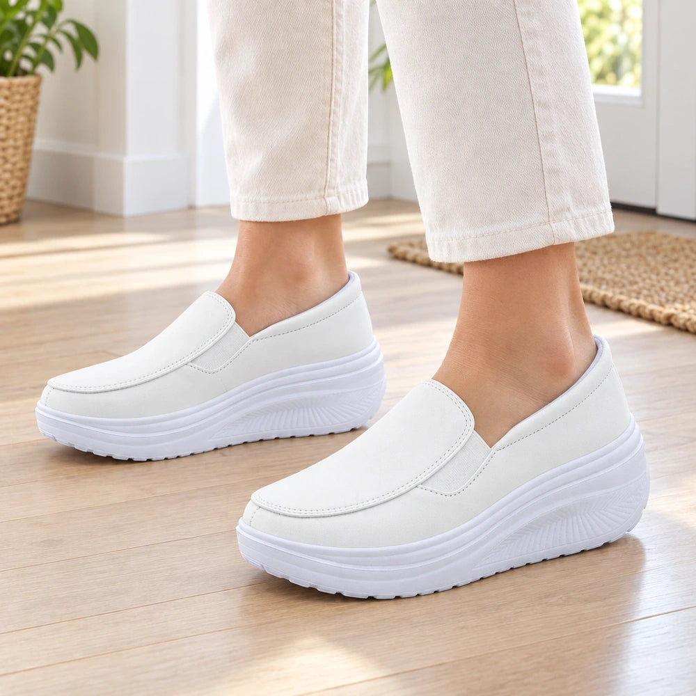Mocassins ÉLÉVEA blancs portés dans une entrée claire Image