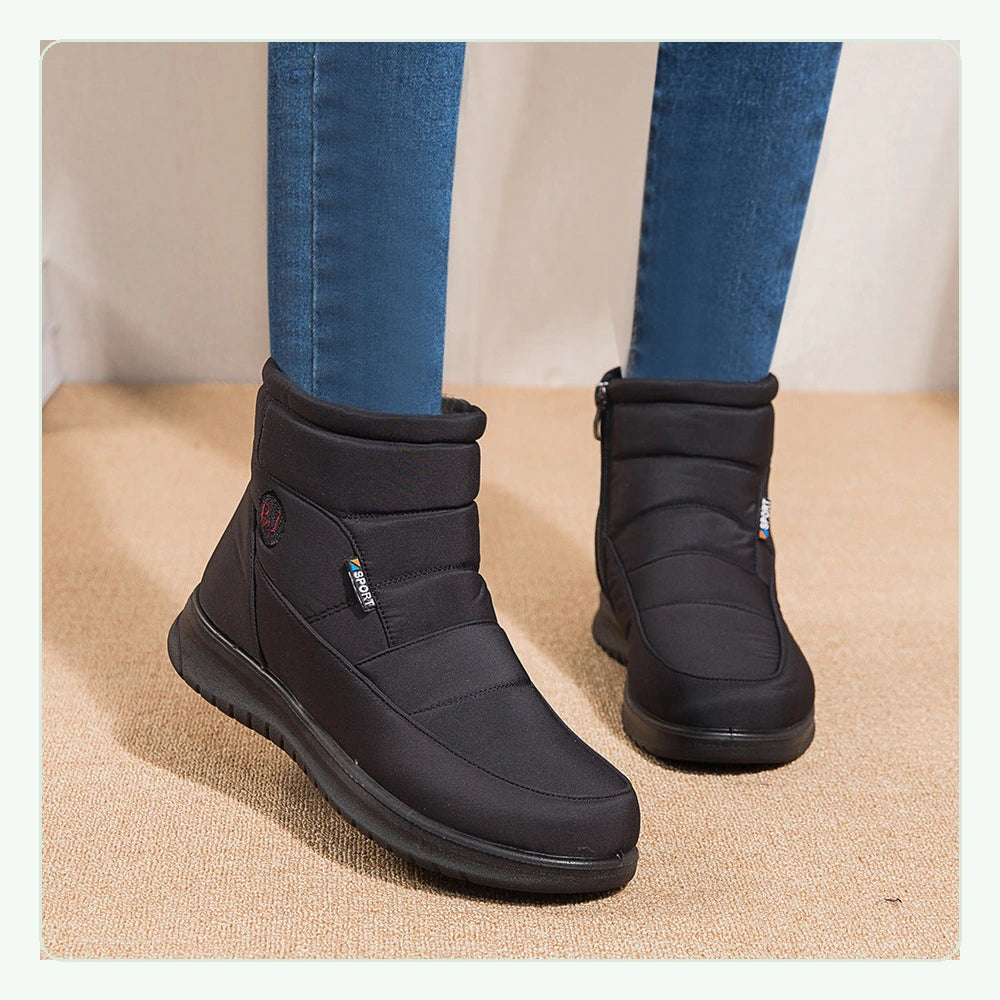 Bottines fourrées GLACÉVA noires portées avec une tenue sombre Image