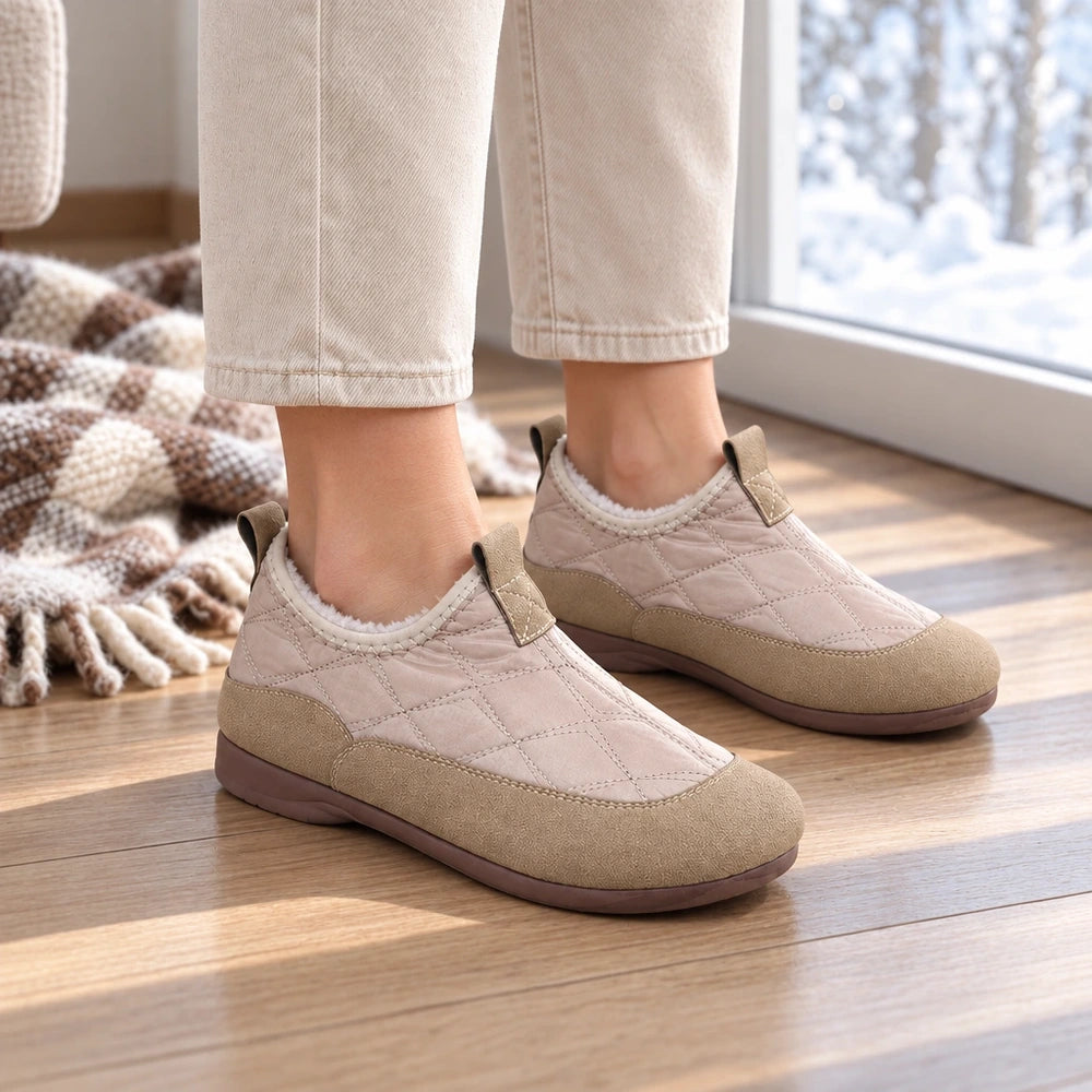 Chaussons HIBÉRA kaki portés près d'une fenêtre, vue sur la doublure polaire Image