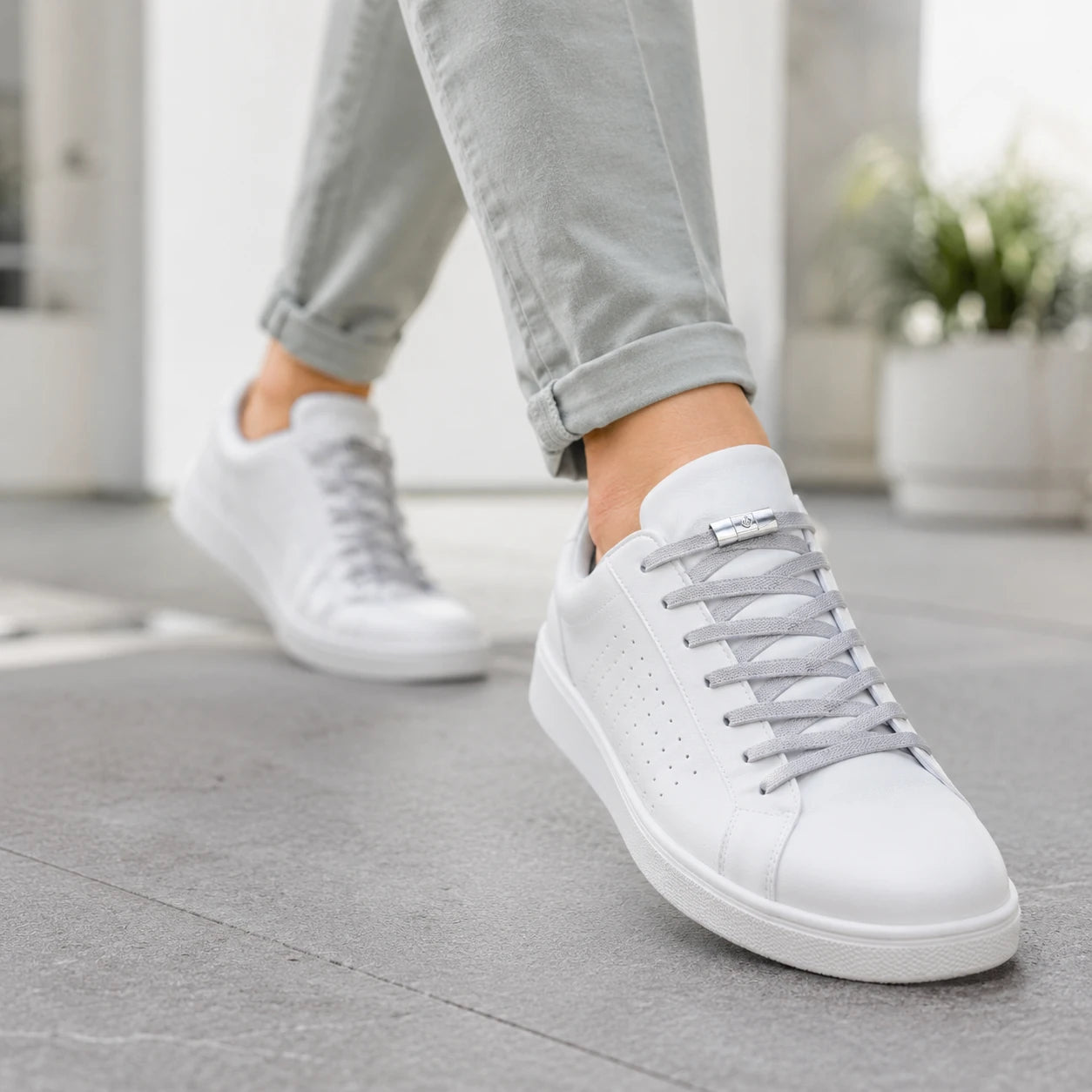 LACÉO lacets élastiques sans nœud gris portés sur baskets blanches Image