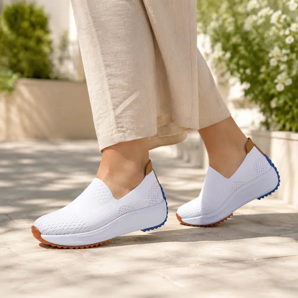 Basket compensée femme sans lacets LÉVORIA™ blanche portée en extérieur l’été Image
