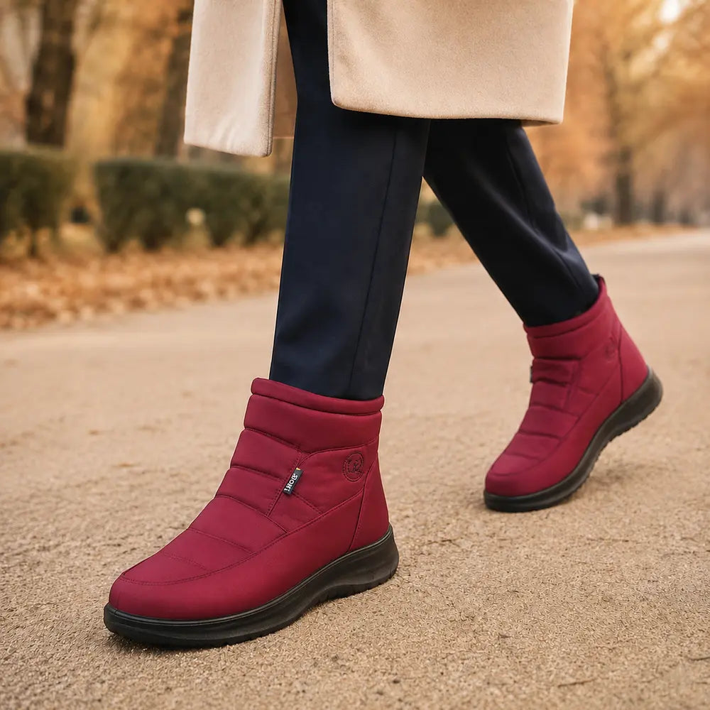 NÉVALYS™ bottines fourrées femme bordeaux portées dans un parc Image