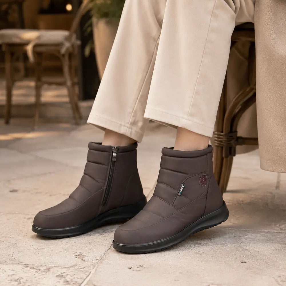 NÉVALYS™ bottines fourrées femme marron portées sur une terrasse Image