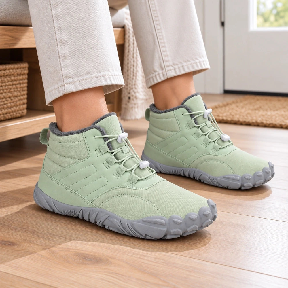 Chaussures NORDWEN vert sauge portées, vue sur l'avant large et le col fourré Image