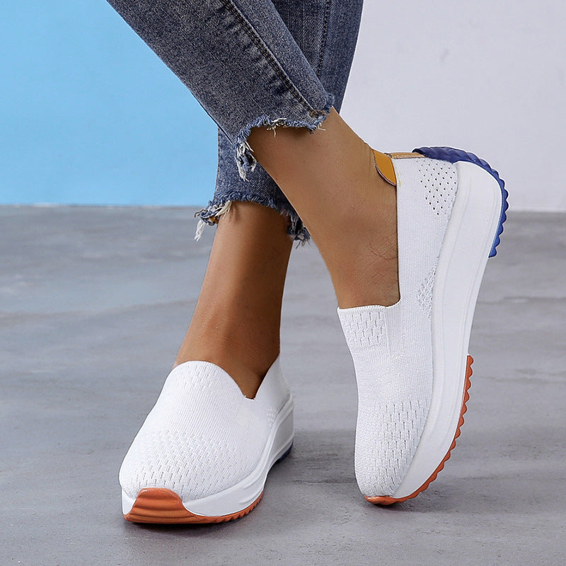 Basket compensée Orthopodys LÉVORIA blanche sans lacets en maille textile avec semelle bicolore portée par une femme