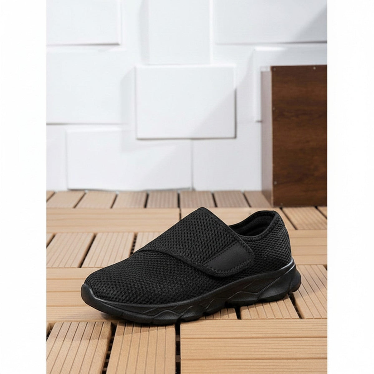 Basket orthopédique noire Orthopodys pour femme avec tige en mesh respirant et fermeture velcro pour pieds larges