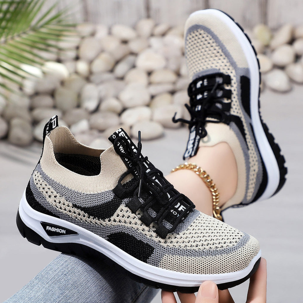 Baskets respirantes femme Orthopodys MISTRIA en maille beige et noire avec semelle souple et lacets ajustables