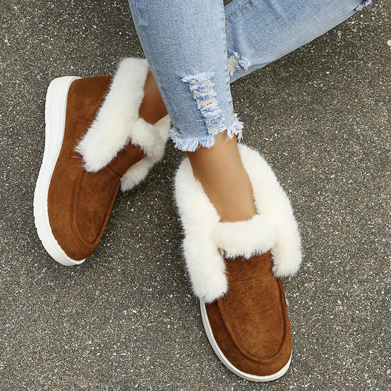 Boots fourrées marron Orthopodys avec col en peluche blanche et semelle plateforme épaisse portées par une femme