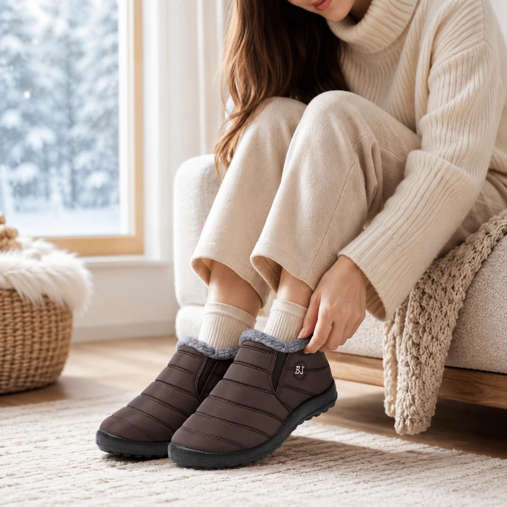 Bottines neige Orthopodys marron fourrées sans lacets portées par une femme dans un intérieur cosy