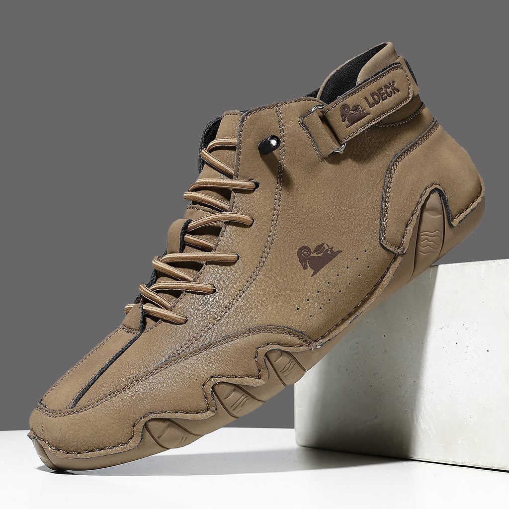 Chaussure montante homme Orthopodys NORDVAN marron en microfibre avec lacets, bride ajustable et semelle en caoutchouc.