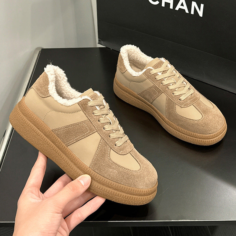 Chaussures femme hiver Orthopodys, marque exploitée par AIIBORI (SASU), en suédine beige avec doublure polaire blanche