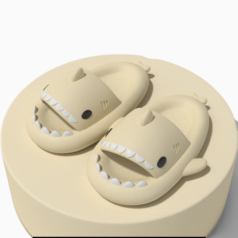 Claquettes requin Orthopodys, marque exploitée par AIIBORI (SASU) en EVA beige souple, design ludique et confortable.