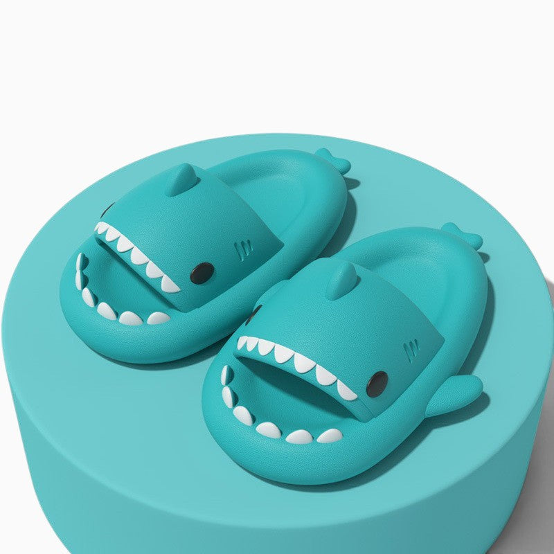 Claquettes requin Orthopodys en EVA bleu turquoise souple avec design ludique et confortable pour la maison