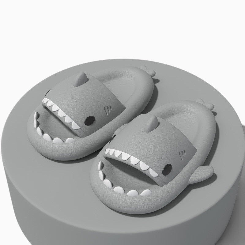 Claquettes requin grises Orthopodys, marque exploitée par AIIBORI (SASU), en EVA souple au design ludique et confortable.