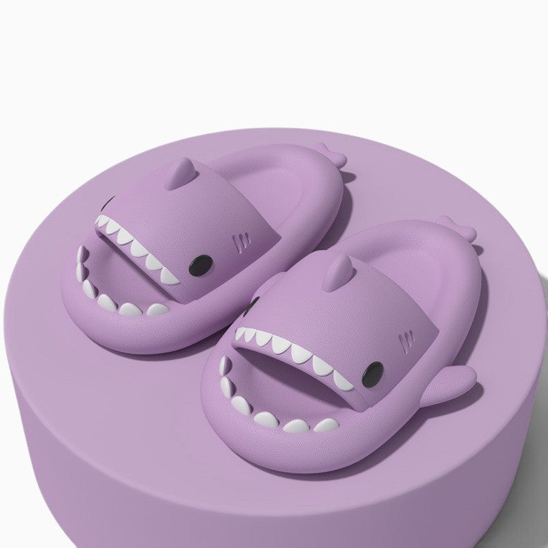 Claquettes requin FINNÖ™ violettes en EVA souple par Orthopodys, marque exploitée par AIIBORI (SASU), design ludique.
