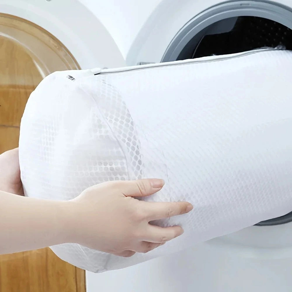 Filet de lavage cylindrique blanc NETTÉO par Orthopodys, marque exploitée par AIIBORI (SASU), inséré dans une machine.