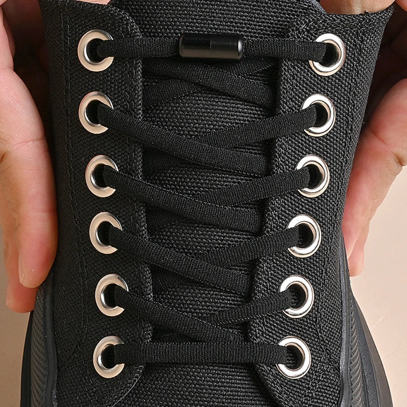 Lacet élastique noir plat LACÉO par Orthopodys avec fermeture métallique sur une basket noire