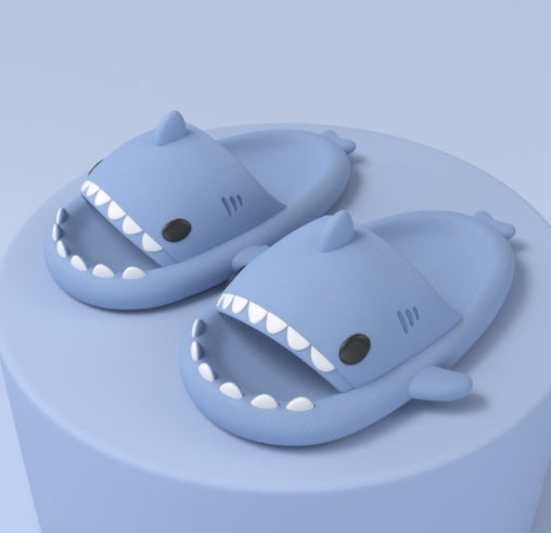 Claquettes requin bleu clair en EVA souple de la marque Orthopodys, marque exploitée par AIIBORI (SASU)