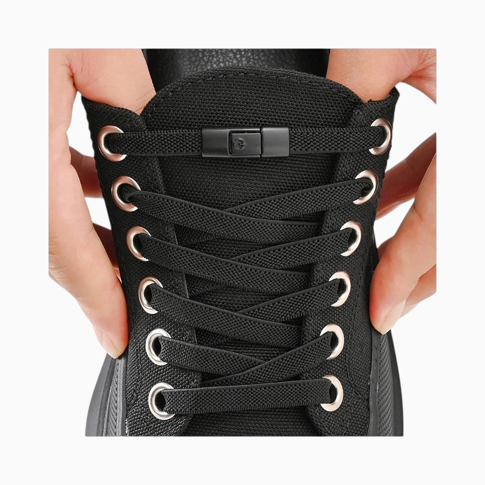 Lacets autobloquants plats noirs NOUÉLYS™ avec fermoir à pression sur chaussures Orthopodys, marque exploitée par AIIBORI