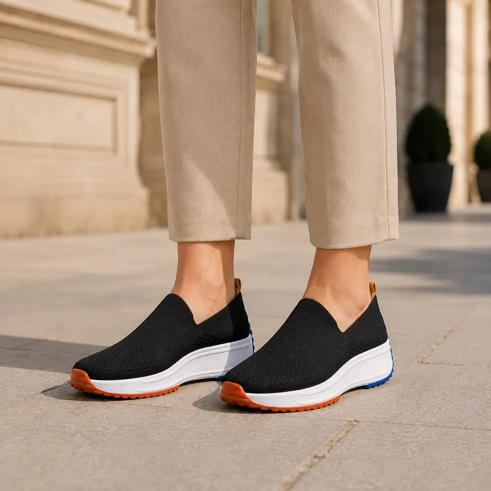 Basket compensée Orthopodys LÉVORIA™ noire en maille textile sans lacets avec semelle blanche et détails colorés