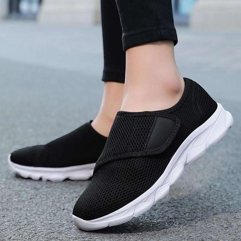Basket Orthopodys LYNORA noire en mesh respirant pour pieds larges avec semelle compensée blanche amortissante