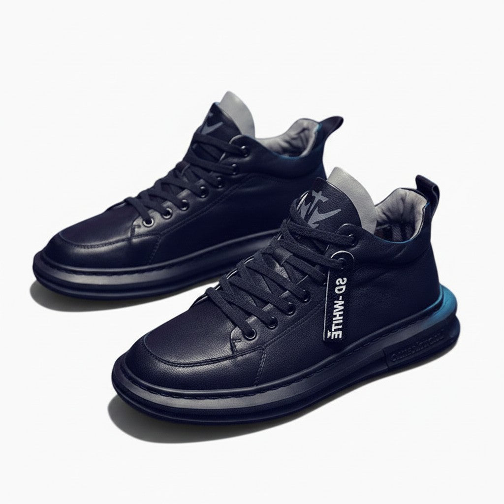 Basket homme Orthopodys, marque exploitée par AIIBORI (SASU), noire en PU avec semelle épaisse et lacets.