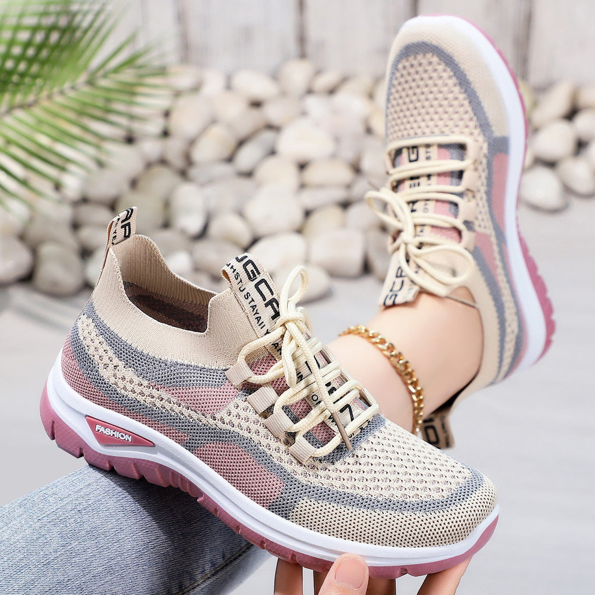 Baskets respirantes femme Orthopodys MISTRIA en maille beige et rose avec semelle souple et laçage réglable