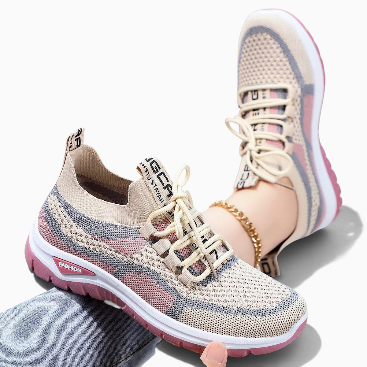 Baskets respirantes Orthopodys, marque exploitée par AIIBORI (SASU) en maille beige et rose avec semelle souple