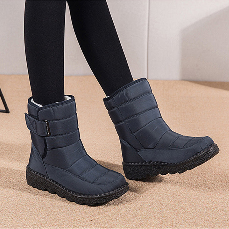 Boots de neige femme Orthopodys, marque exploitée par AIIBORI (SASU), bleu marine avec sangle réglable et col fourré.