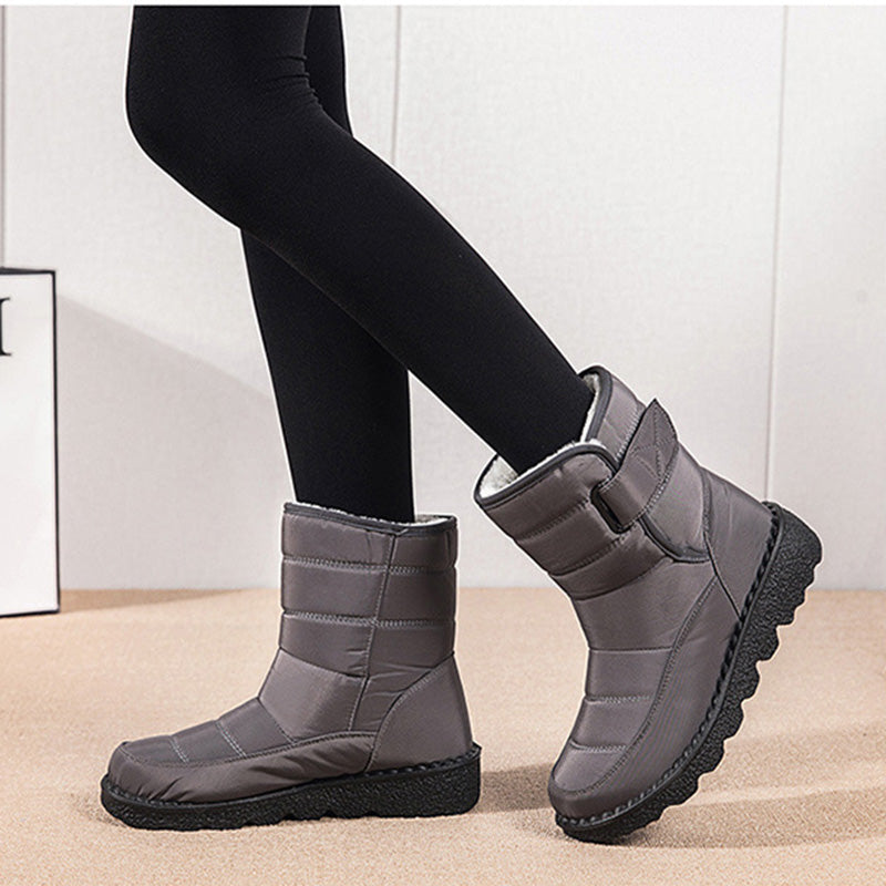 Boots de neige femme grises Orthopodys, marque exploitée par AIIBORI (SASU), avec sangle réglable et semelle plateforme