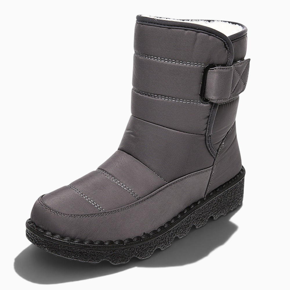 Boots de neige femme grises Orthopodys, marque exploitée par AIIBORI (SASU), tige montante, sangle et semelle crantée.