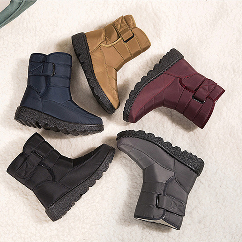 Cinq paires de boots de neige femme Orthopodys, marque exploitée par AIIBORI (SASU), en divers coloris avec sangle.