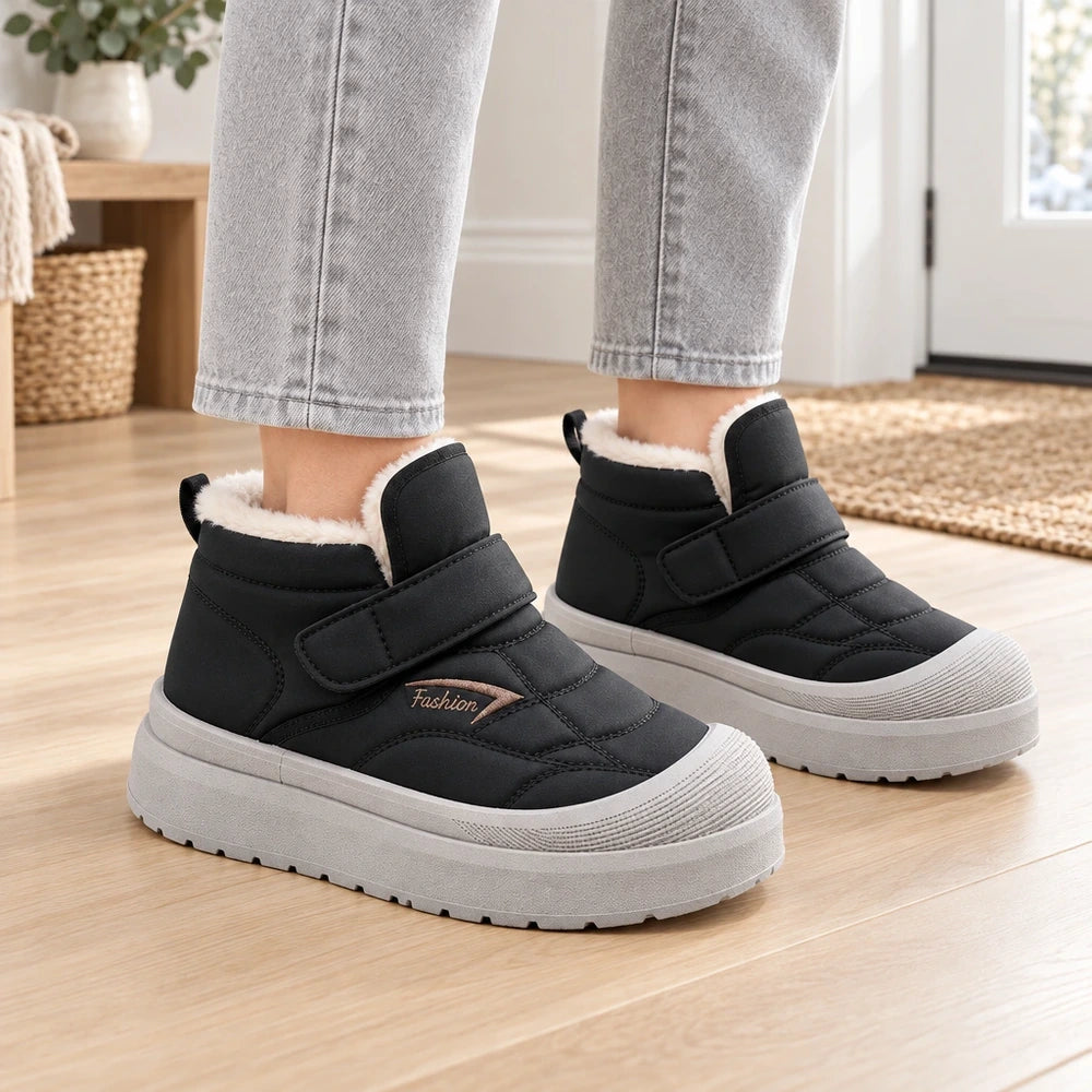 Bottines fourrées femme Orthopodys, marque exploitée par AIIBORI (SASU), noires avec scratch et semelle épaisse grise
