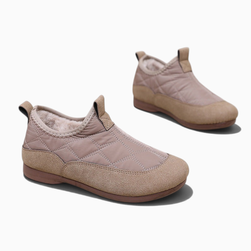 Chaussons d'hiver Orthopodys, marque exploitée par AIIBORI (SASU), en toile matelassée beige avec doublure polaire douce.