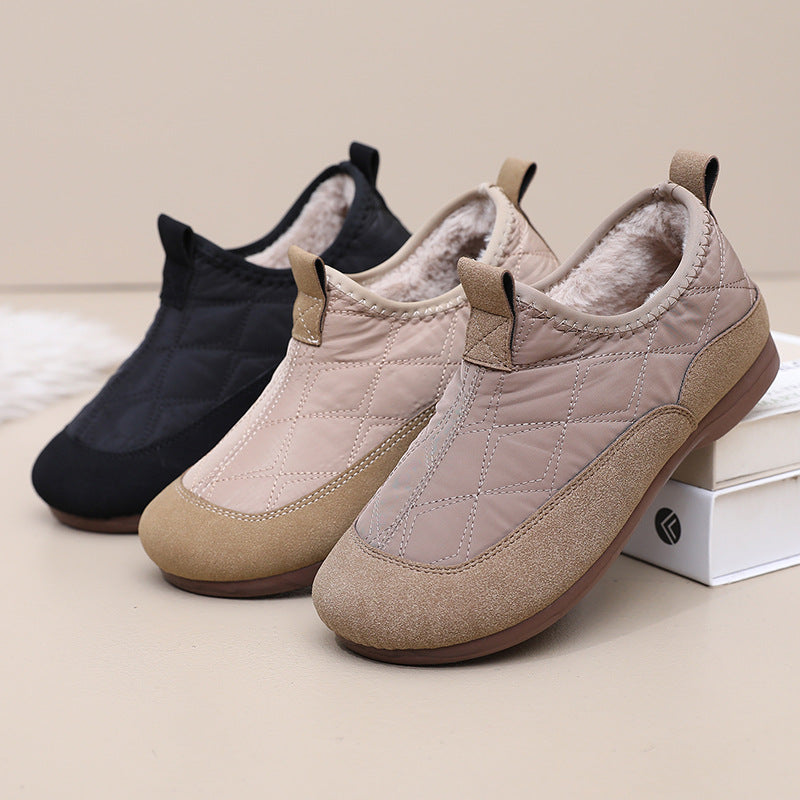 Chaussons d'hiver Orthopodys, marque exploitée par AIIBORI (SASU), en toile matelassée fourrée, coloris beige et noir.