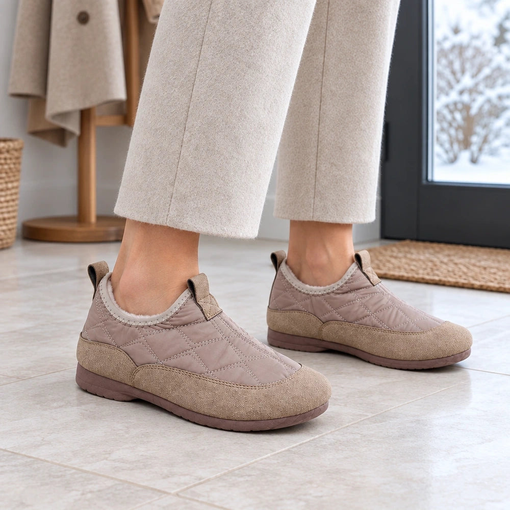 Chaussons d'hiver Orthopodys, marque exploitée par AIIBORI (SASU), en toile matelassée beige avec doublure polaire
