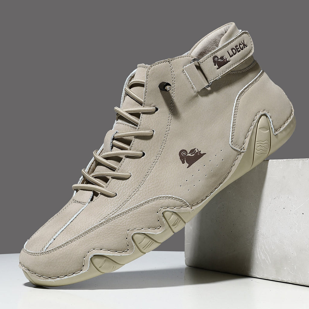 Chaussure montante homme Orthopodys, marque exploitée par AIIBORI (SASU), beige en microfibre avec bride et lacets.