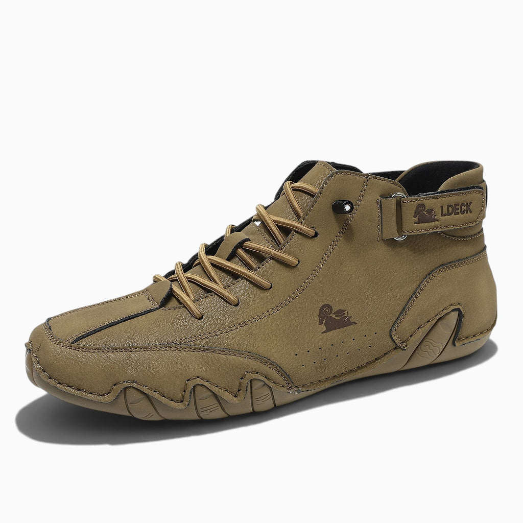 Chaussure montante homme Orthopodys, marque exploitée par AIIBORI (SASU), en microfibre beige avec bride et lacets.
