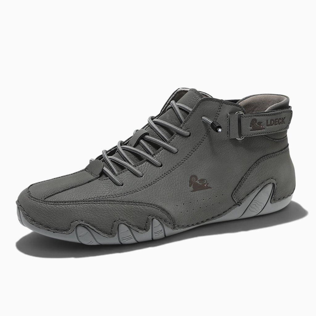 Chaussure montante homme Orthopodys, marque exploitée par AIIBORI (SASU), grise en microfibre avec bride et lacets.
