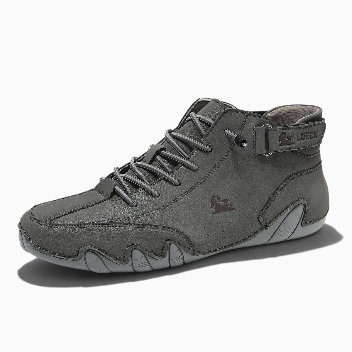 Chaussure montante homme Orthopodys, marque exploitée par AIIBORI (SASU), grise en microfibre avec bride et lacets.