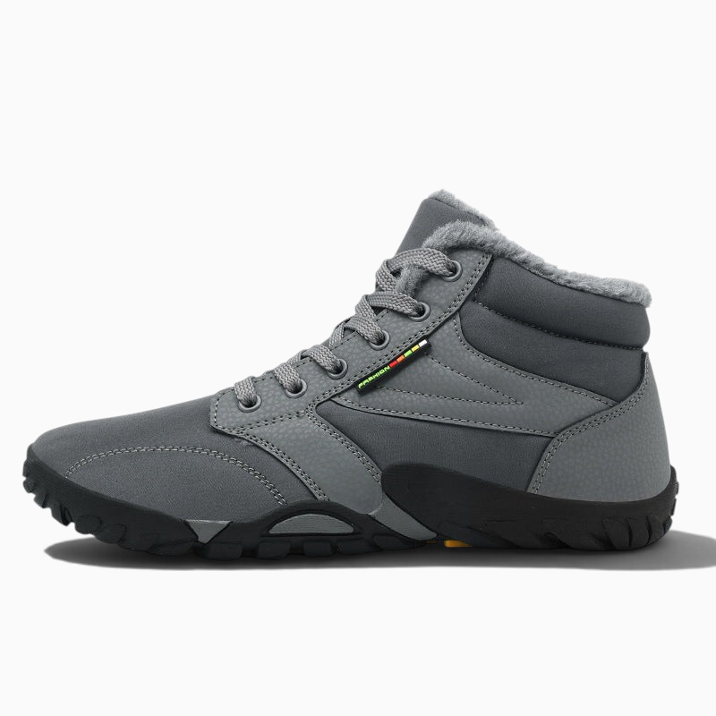 Chaussure neige homme Orthopodys, marque exploitée par AIIBORI (SASU), grise, déperlante, fourrée et à lacets.