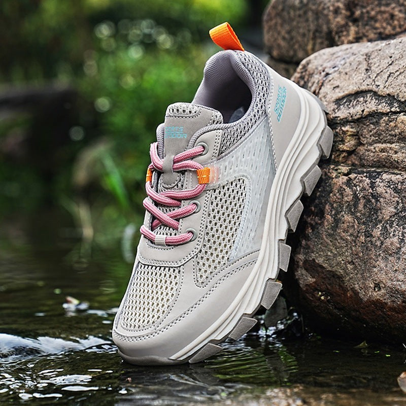 Chaussure de randonnée légère Orthopodys, marque exploitée par AIIBORI (SASU), en maille beige avec lacets roses.