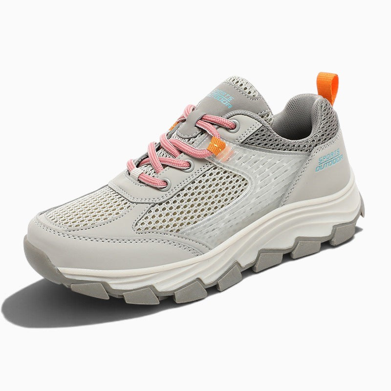 Chaussure de randonnée légère Orthopodys, marque exploitée par AIIBORI (SASU), en maille grise avec lacets roses.